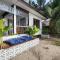 FRONT BEACH BUNGALOW - OUTDOOR SHOWER - Working Desk