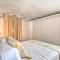Unique Joplin Gem Converted Train Car Studio - جوبلين