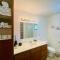 Family friendly, 3 bedroom house, with king bed for up to 15 - BBQ - Internet - jet tub