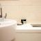 No 1 Under the Clock by SSW - 1BR, right in the City Centre, Sleeps 4 - Cardiff