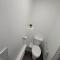 New build home with WI-FI, Smart TV, dedicated office floor, large terrace and Free parking - 米尔顿凯恩斯