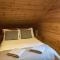 Red Squirrel log cabin with hot tub - Keith