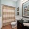 Lake front Keowee Condo with Balcony & Resort Amenities! 20 min to Clemson condo