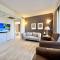 231 Lovely North Facing 2 Bedroom metres to Main Beach