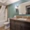 SCENIC 1 Bedroom plus Den, PET FRIENDLY managed by Little Sister Getaways
