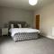 Grove House - 4 Bedroom sleeps 8 only 1 mile from centre - Farnley
