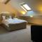 Grove House - 4 Bedroom sleeps 8 only 1 mile from centre - Farnley