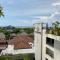 Stylish 2 Bedroom Penthouse Apt, Newly Refreshed, 50 Mbps, Pool, Gym, Resto - 库塔