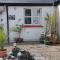 Cosy self contained cottage with stunning views