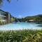 Blue on Blue Large One Bedroom Apartment, steps from ferry, amazing pool, wifi - Nelly Bay