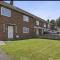 Sherlocks house -Entire house 4 spacious bedroom 9 beds Private free parking & WiFi TV Contractor Family & pets welcome
