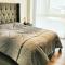 Beautiful Hi-rise, King size, HS Wi-Fi, pool, gym