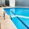Beautiful Hi-rise, King size, HS Wi-Fi, pool, gym
