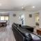 Freshly revovated Dog Friendly House walking distance to Waterfront!