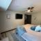 Gorgeous cabin 3bdrm/3bth, hot tub, fireplace, kid/pet friendly