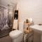 Reflections, Netherby, a micro cabin with hot tub in a rural setting