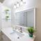 Remodeled 1BR Condo, Ocean Views with Free Parking! - Honolulu