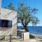 Floras Charming Waterfront Villa