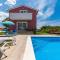 House May for max 9 persons with pool and garden - Tinjan