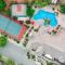 H4 Coral Springs Resort sleeps 8 guests, 3bd and 2 bathrooms with an outdoor fireplace - Hurricane