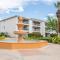304 Main Level Condo, New Flooring, Mountain Views, Close to Pools, and More - Washington