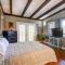 Pet-Friendly Grants Pass Home with Hot Tub!