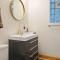 2 Bed Apt w/ Office, Free Parking, Near Wrigley
