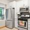 2 Bed Apt w/ Office, Free Parking, Near Wrigley