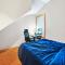 2 Bed Apt w/ Office, Free Parking, Near Wrigley