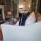 9 Modern Classic - Spacious One Bed Apartment - Great Location - Free onsite Parking - Comfy Bed