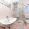 4 Bedroom Cozy Apartment In Okrug Donji