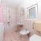 4 Bedroom Cozy Apartment In Okrug Donji