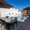 Villa in Podstrana with large outside swimming pool & hot tub for 14 people - Podstrana
