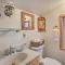 Cozy Story Book Barn Cottage with Scenic View - 朱利安