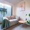 Kensington modern cozy unit w/direct street access - ملبورن