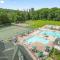 Luxury Villa- Hot Tub-King Bed Suite-Fenced Yard-Game Room-Fire Pit-Ski