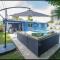 Cozy Blue house blocks from beach with Private Pool, BBQ, Backyard - Дирфилд-Бич