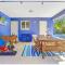 Cozy Blue house blocks from beach with Private Pool, BBQ, Backyard - ديرفيلد بيتش