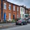 2 Bedroom 4 Beds Family Flat Free Parking & Fast Wi-Fi Self-Check-in Cosy & Spacious - Rochdale