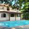 Casa com 6 Suites, piscina e estacionamento