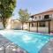 Casa com 6 Suites, piscina e estacionamento