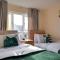 Three Bedroom House in Runcorn By The Lake with Parking by Neofinixdotcom - رنكورن