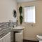 Three Bedroom House in Runcorn By The Lake with Parking by Neofinixdotcom - Runcorn