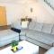 LARGE UNIQUE 2 BEDROOM DUPLEX APARTMENT WITH PRIVATE PARKING & FREE WIFI - VAT QUALIFYING BY AMAZING SPACES RELOCATIONS Ltd - 沃灵顿