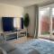 Large Comfortable Bed with Own Bathroom Free Parking and Wifi in West Thurrock Grays