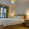 Large Bed in a luxuriously furnished Guests-Only home, Own Bathroom, Free WiFi, West Thurrock - Grays Thurrock