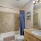 Lynnwood Home Private Hot Tub, Fire Table and Grill