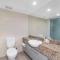 Palm Cove Beachside Apartments - Sea and Mountain Views
