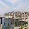 HiGuests - Stylish Waterfront Apartment With Pool in La Mer - دبي
