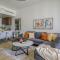 HiGuests - Stylish Waterfront Apartment With Pool in La Mer - دبي